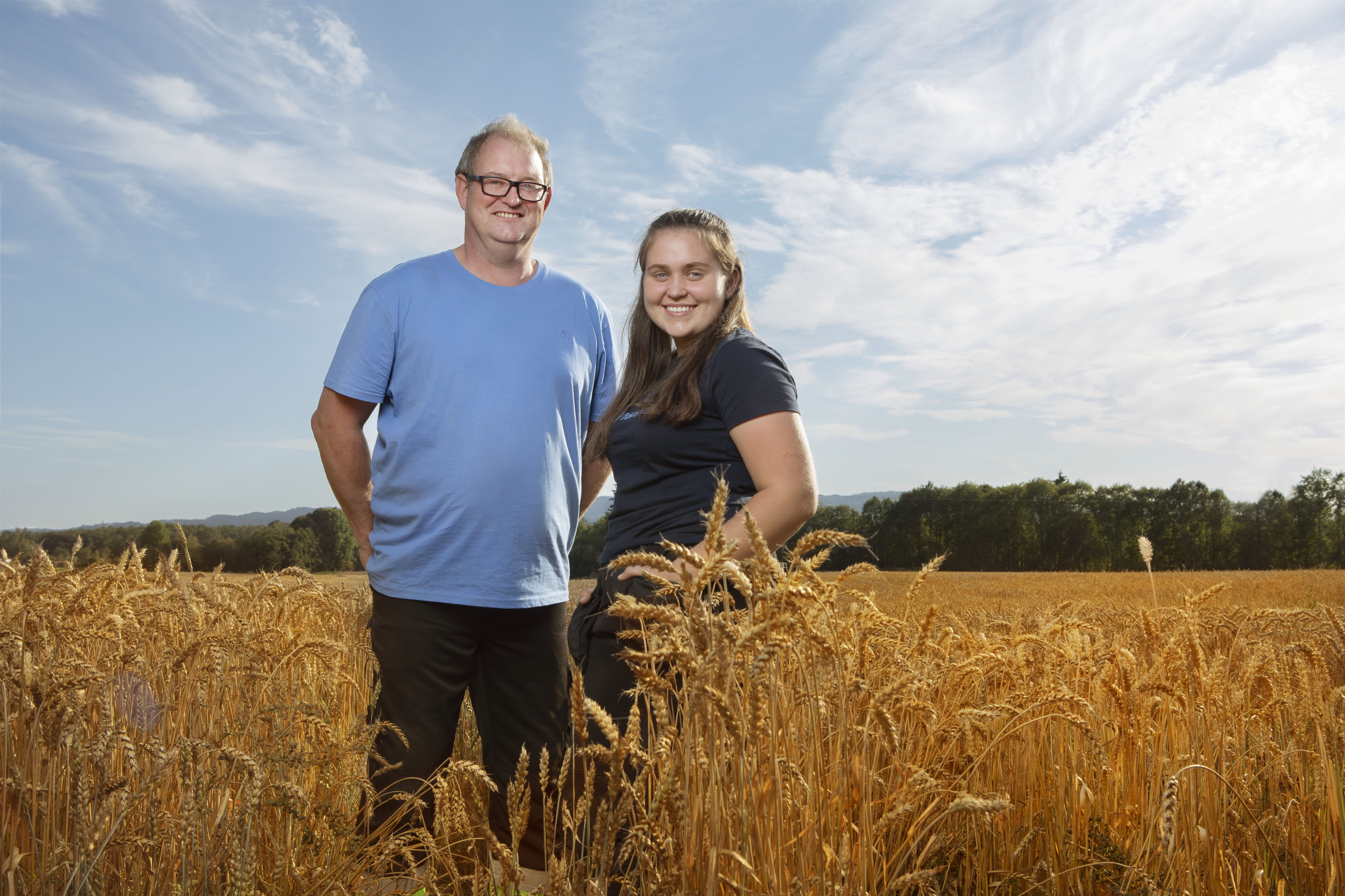 Far og datter tenker langsiktig og er opptatt av at kommende generasjoner også skal drive korndyrking.